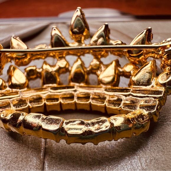 B. David Vintage Rhinestone Crown Brooch Gold Tone Aurora Pink Green Orange Purp - Picture 5 of 6